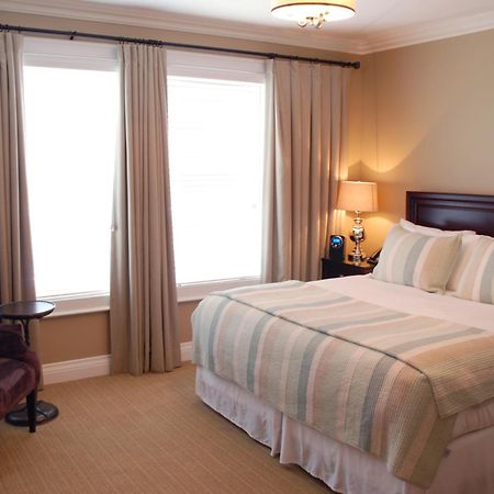 124 On Queen Hotel & Spa Niagara-on-the-Lake Exterior photo A bedroom at the Inn