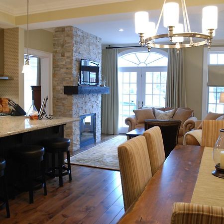 124 On Queen Hotel & Spa Niagara-on-the-Lake Exterior photo A modern open-plan kitchen and dining room