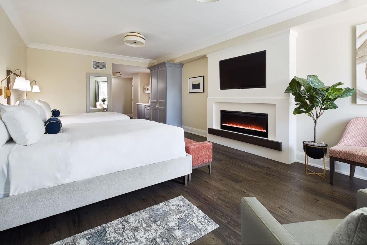 124 On Queen Hotel & Spa Niagara-on-the-Lake Exterior photo A bedroom at the Beverly Hills Hotel