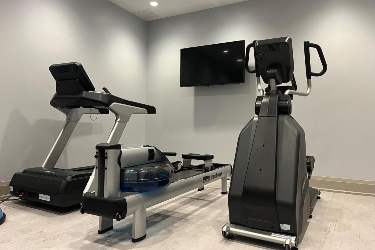124 On Queen Hotel & Spa Niagara-on-the-Lake Exterior photo A treadmill and elliptical trainer