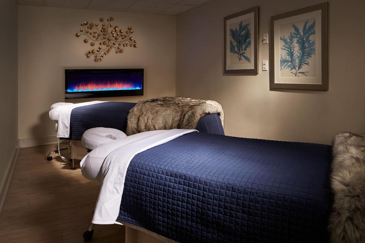 124 On Queen Hotel & Spa Niagara-on-the-Lake Exterior photo A massage table