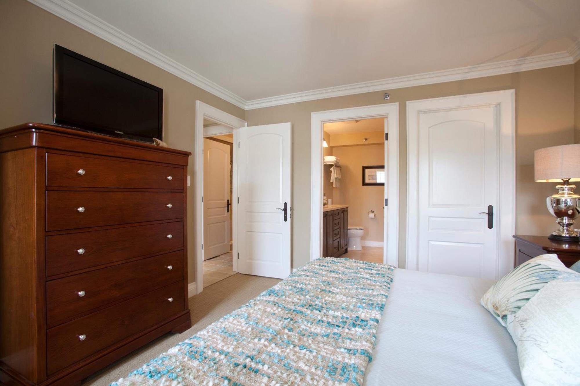 124 On Queen Hotel & Spa Niagara-on-the-Lake Exterior photo A bedroom with a carpet
