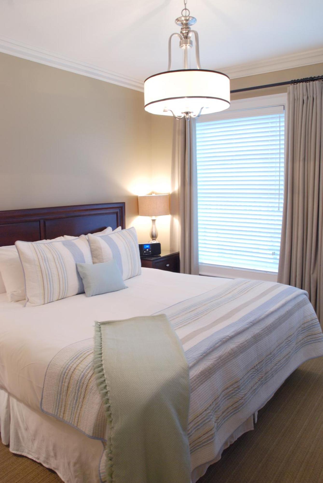 124 On Queen Hotel & Spa Niagara-on-the-Lake Exterior photo A bedroom