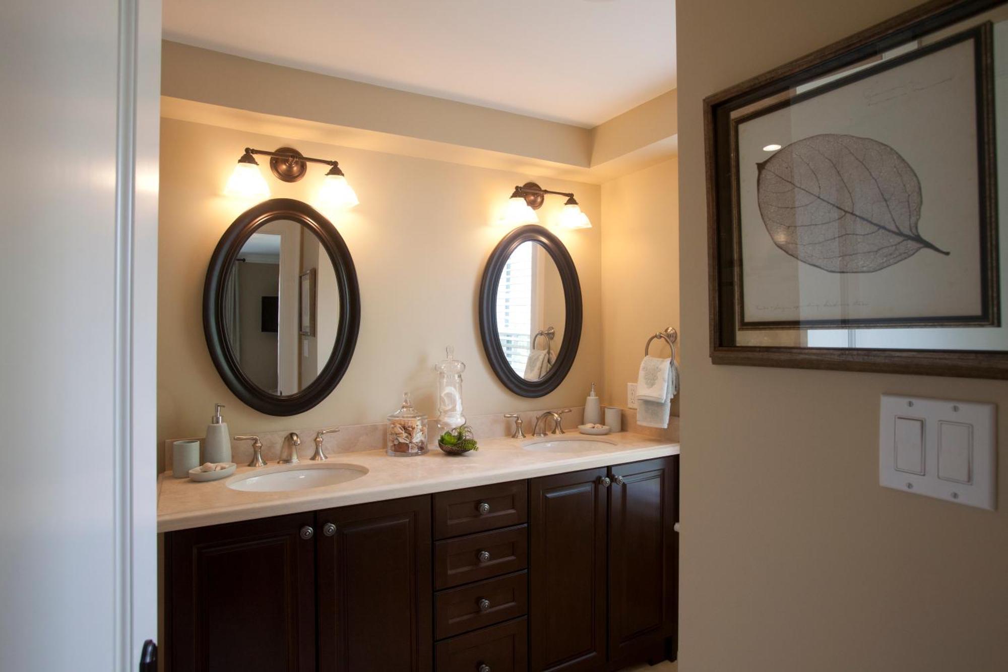 124 On Queen Hotel & Spa Niagara-on-the-Lake Exterior photo A bathroom vanity