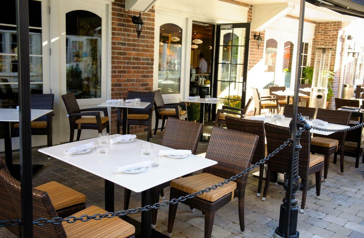 124 On Queen Hotel & Spa Niagara-on-the-Lake Exterior photo The patio at the restaurant