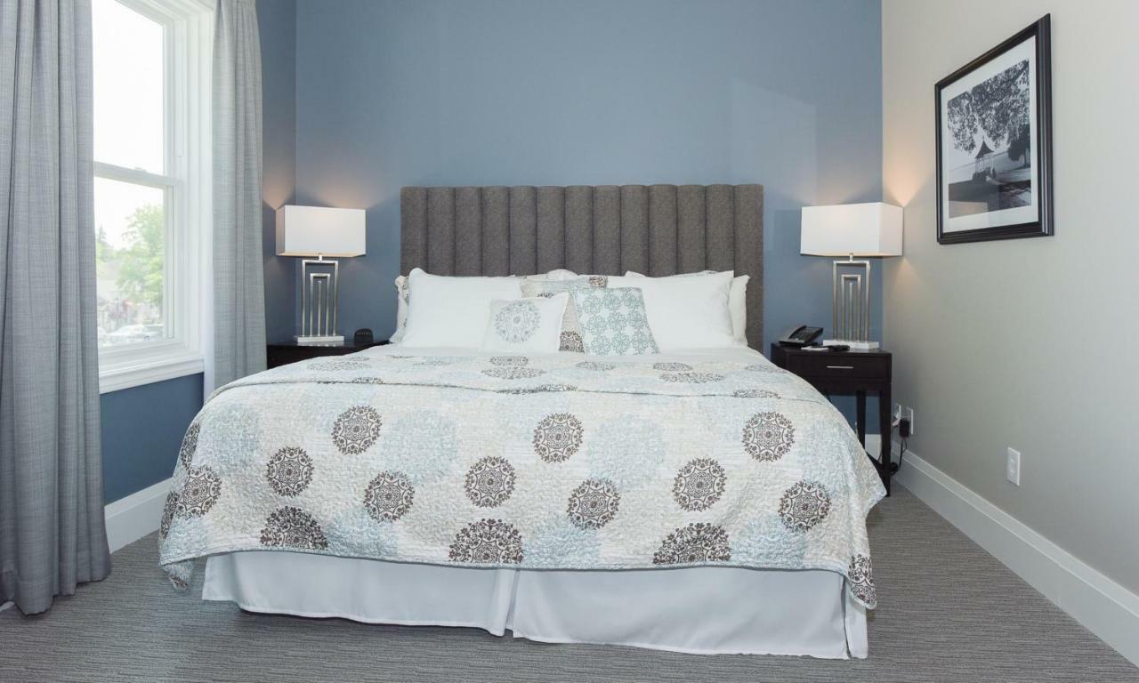 124 On Queen Hotel & Spa Niagara-on-the-Lake Exterior photo A bedroom at the Inn at the Opera