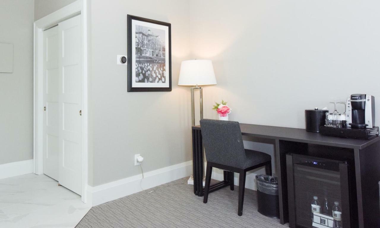 124 On Queen Hotel & Spa Niagara-on-the-Lake Exterior photo A smart plug in a hotel room