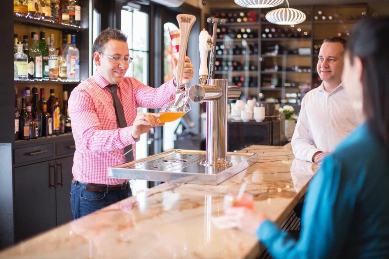 124 On Queen Hotel & Spa Niagara-on-the-Lake Exterior photo A bartender serving beer