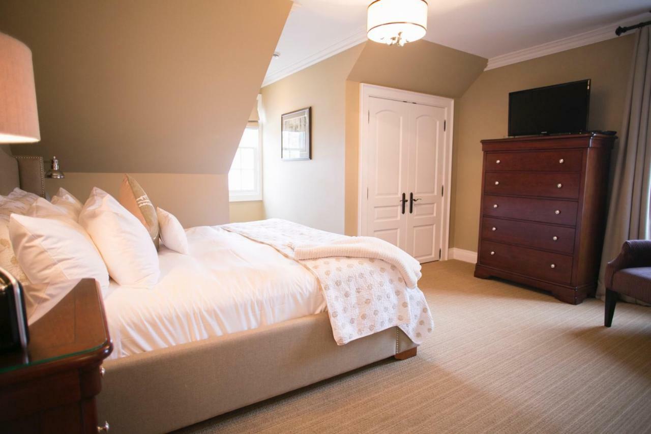 124 On Queen Hotel & Spa Niagara-on-the-Lake Exterior photo A bedroom at the Inn at the Opera