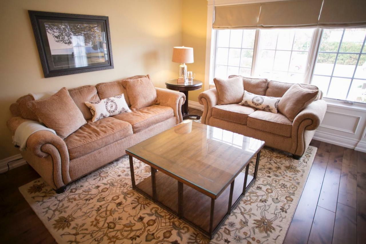 124 On Queen Hotel & Spa Niagara-on-the-Lake Exterior photo A living room with a coffee table