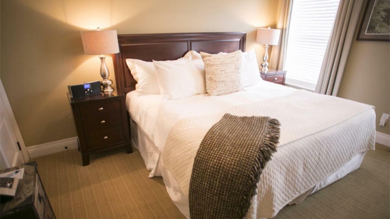 124 On Queen Hotel & Spa Niagara-on-the-Lake Exterior photo A bed with a throw
