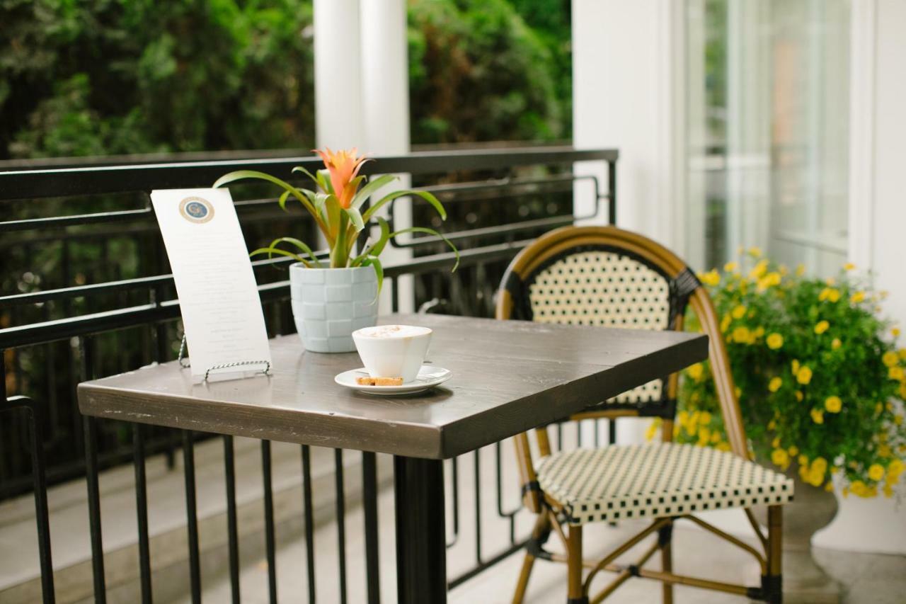 124 On Queen Hotel & Spa Niagara-on-the-Lake Exterior photo A bistro table and chair