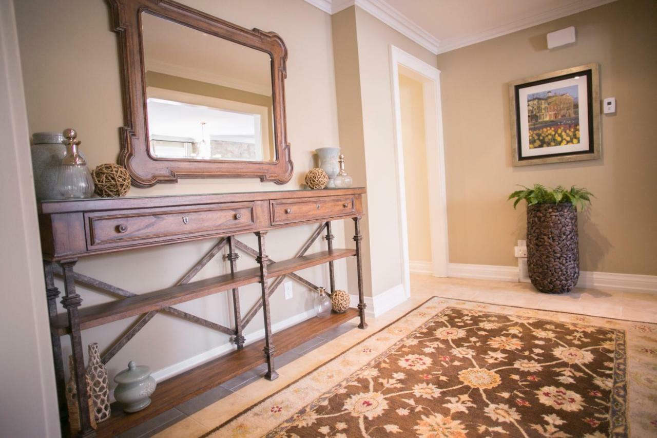 124 On Queen Hotel & Spa Niagara-on-the-Lake Exterior photo A console table