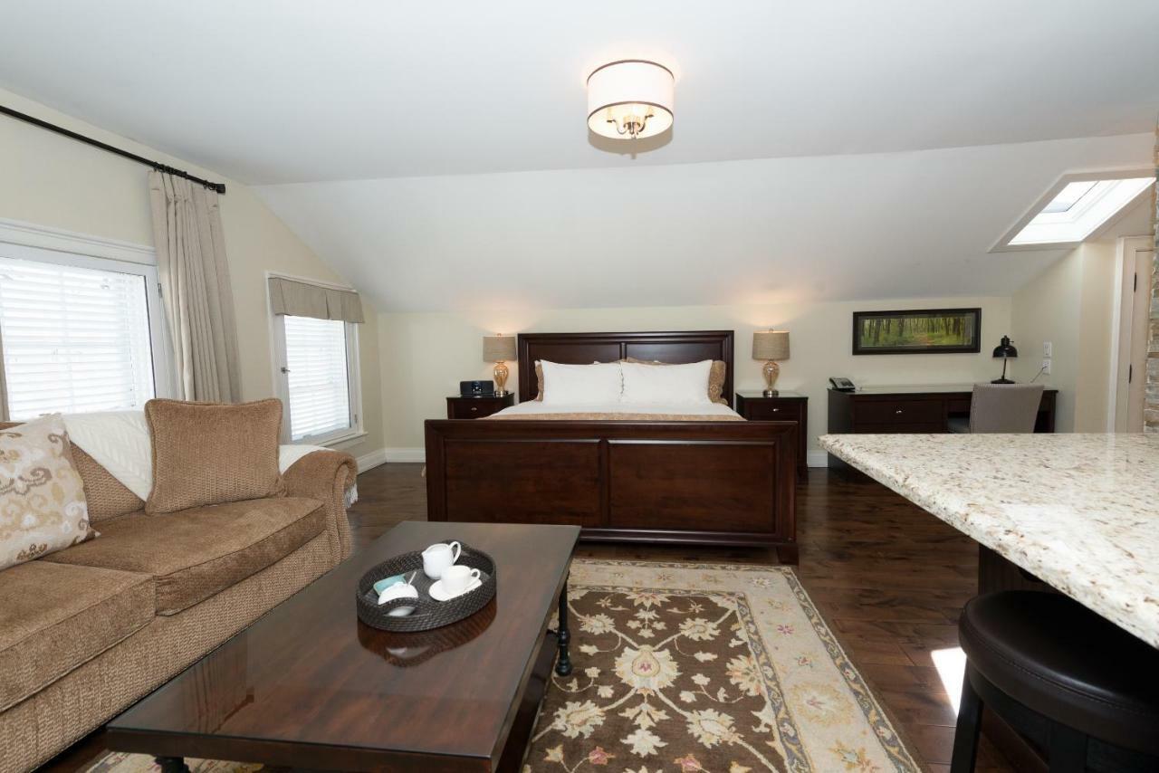 124 On Queen Hotel & Spa Niagara-on-the-Lake Exterior photo A bedroom in a typical apartment
