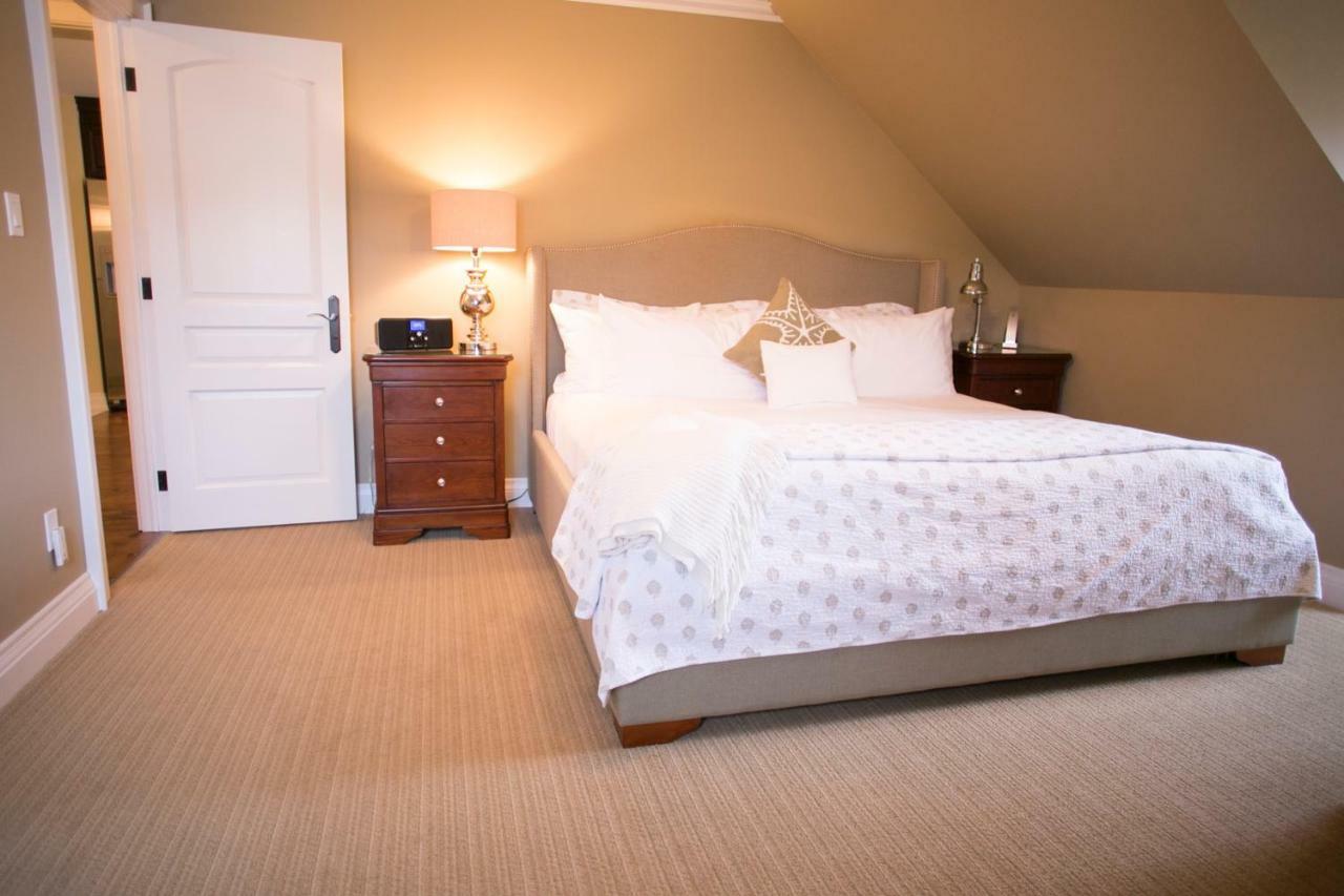 124 On Queen Hotel & Spa Niagara-on-the-Lake Exterior photo A bedroom at the Inn at the Opera House