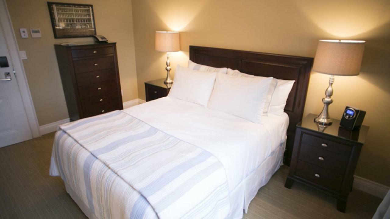 124 On Queen Hotel & Spa Niagara-on-the-Lake Exterior photo A bed with a duvet