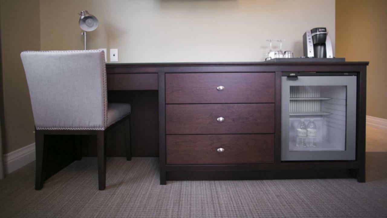 124 On Queen Hotel & Spa Niagara-on-the-Lake Exterior photo A mini-refrigerator in a hotel room