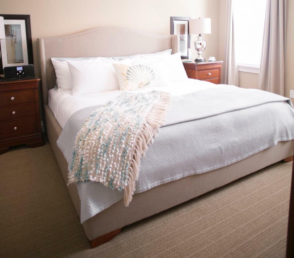 124 On Queen Hotel & Spa Niagara-on-the-Lake Exterior photo A bed with a throw