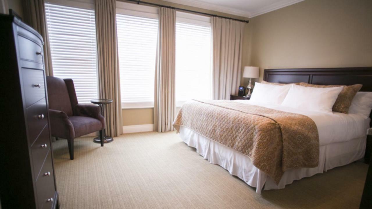 124 On Queen Hotel & Spa Niagara-on-the-Lake Exterior photo A bedroom at the Inn at Laurel Point