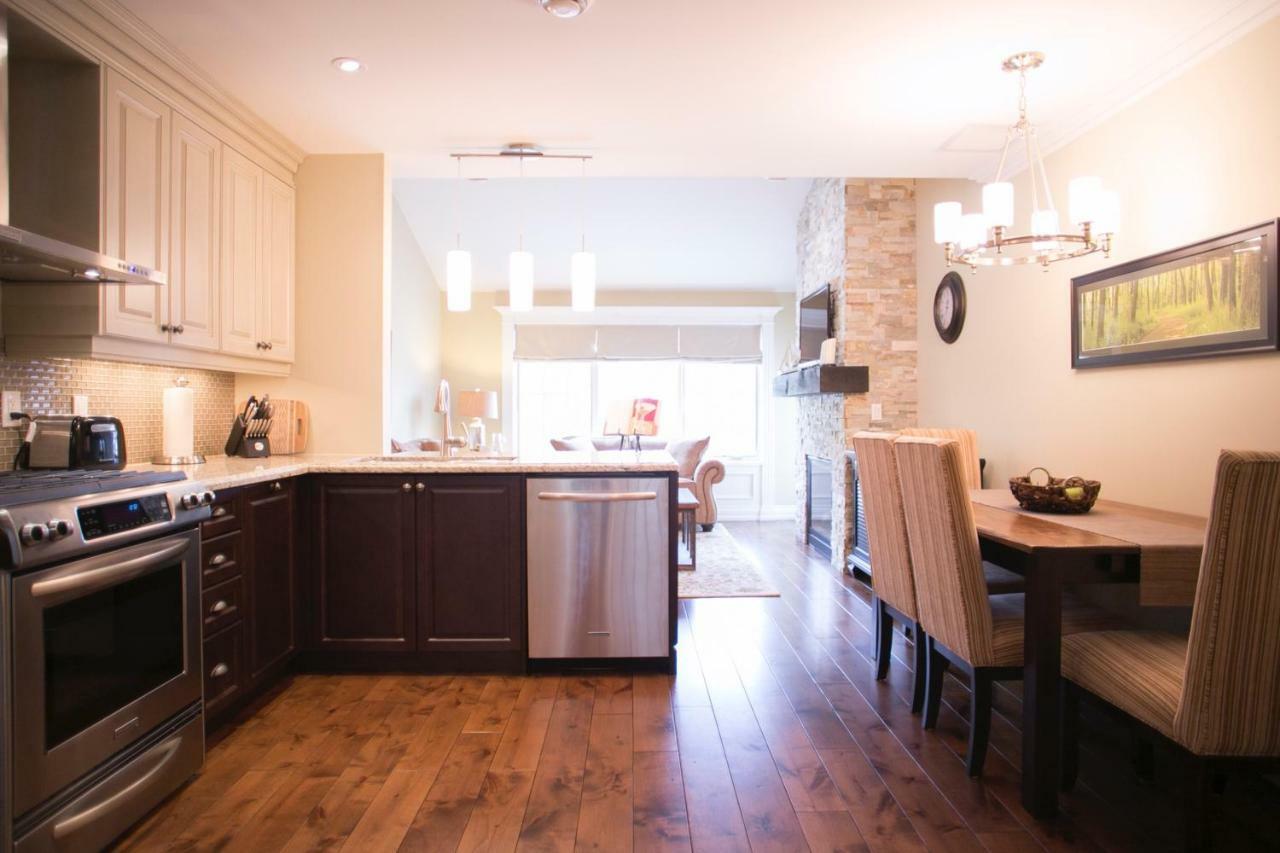 124 On Queen Hotel & Spa Niagara-on-the-Lake Exterior photo A kitchen in a typical condominium