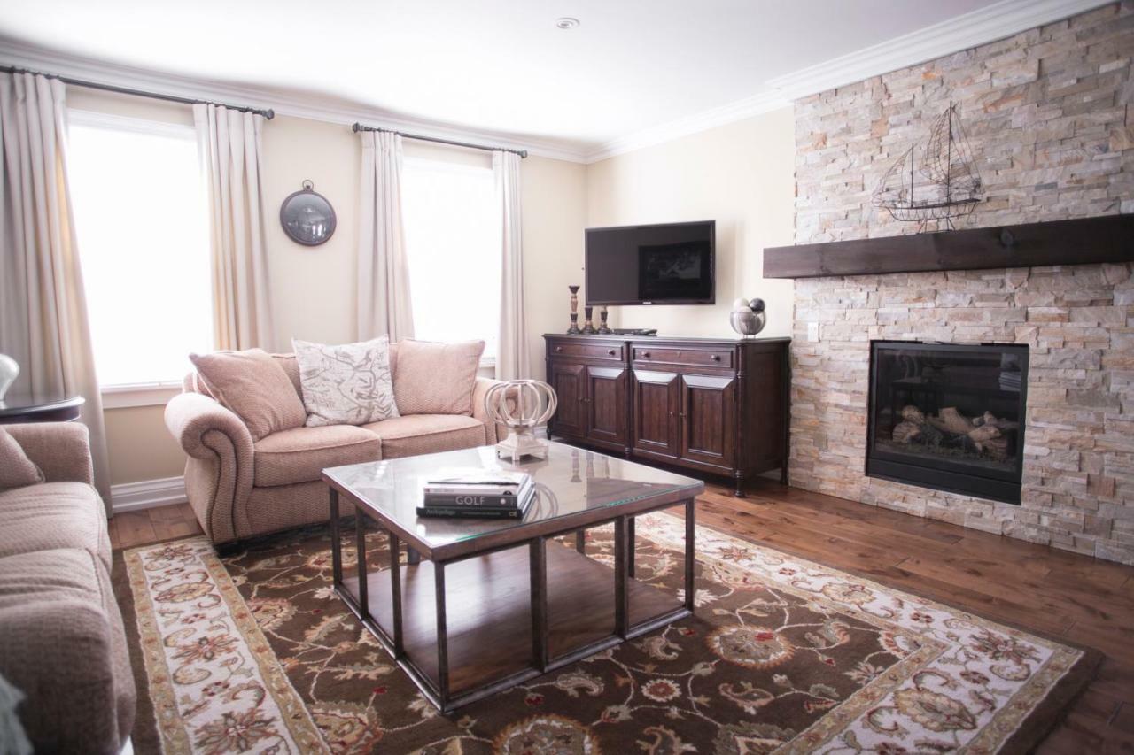 124 On Queen Hotel & Spa Niagara-on-the-Lake Exterior photo A living room with a fireplace