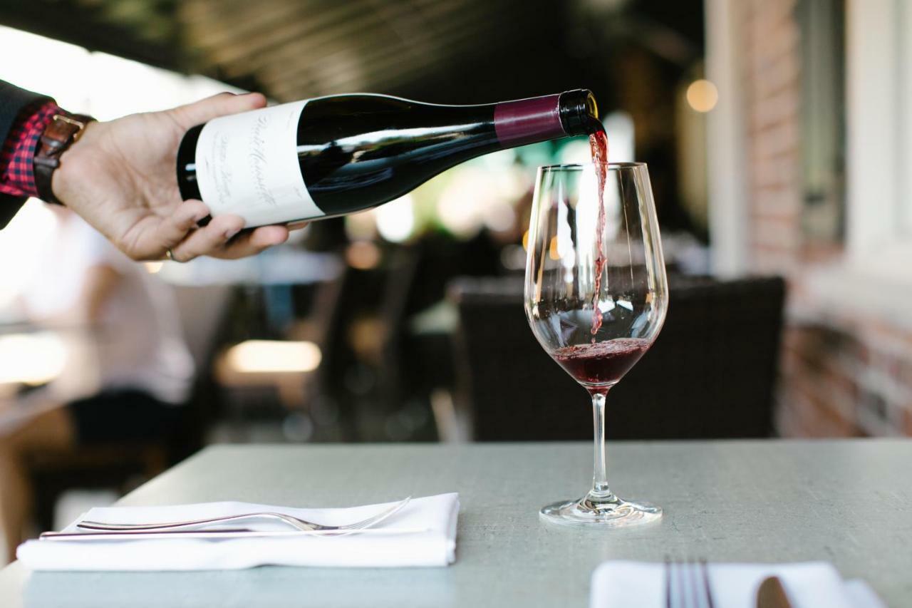 124 On Queen Hotel & Spa Niagara-on-the-Lake Exterior photo Wine being poured